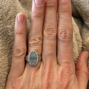 White gold with diamonds signit ring